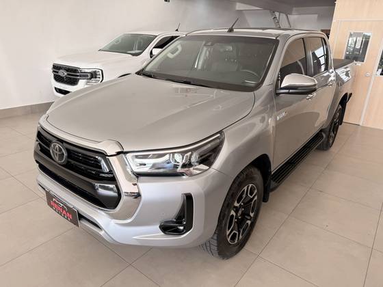 TOYOTA HILUX 2.8 D-4D TURBO DIESEL CD SRX 4X4 AUTOMÁTICO TOYOTA HILUX 2.8 D-4D TURBO DIESEL CD SRX 4X4 AUTOMÁTICO